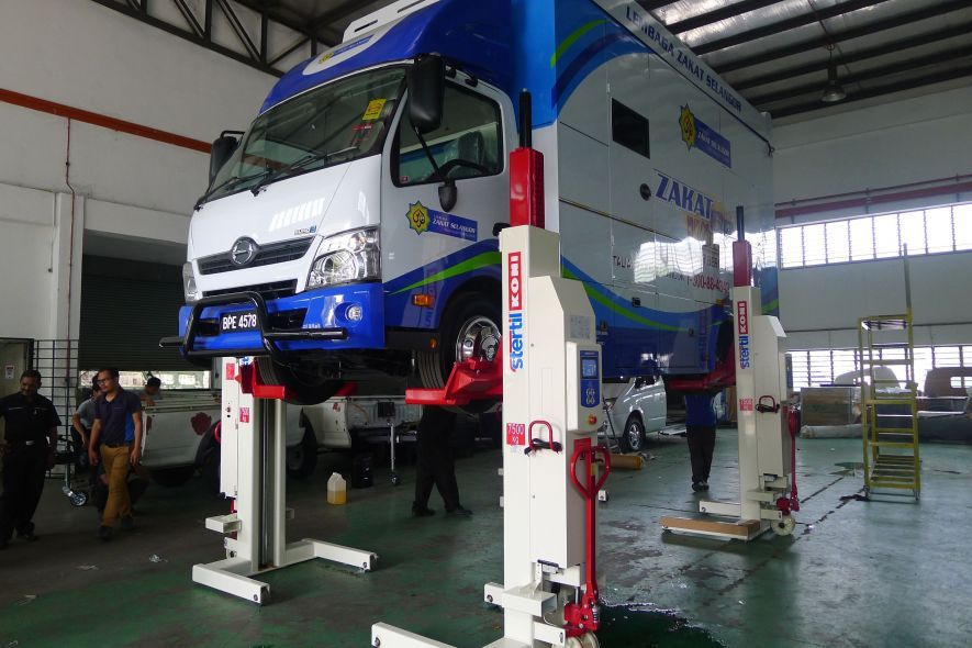 Stertil-Koni mobile columns and platform vehicle lift  Stertil-Koni mobile columns and platform vehicle lift